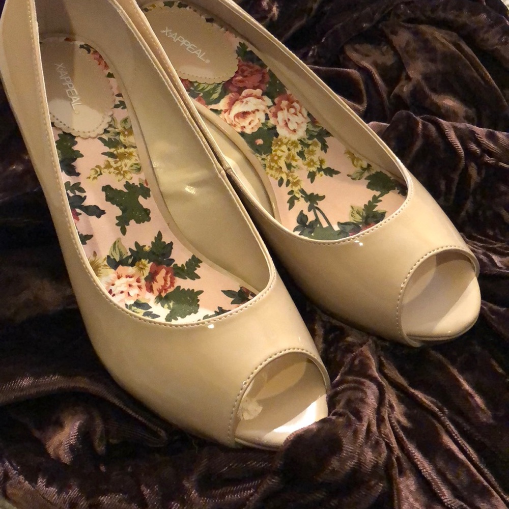 NWOT gorgeous nude peep-toe heels.